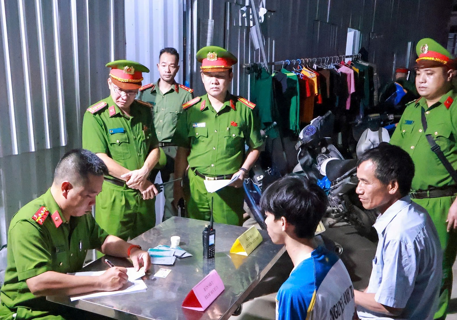 Công an đặc khu Cát Hải kiểm tra, rà soát đối với gần 700 công nhân trên địa bàn phục vụ xây dựng địa bàn không ma túy